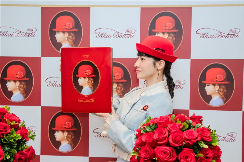 連俞涵一襲套裝出席開幕與象徵幸福的紅帽子少女氣質十分相仿。（圖／品牌業者提供）
