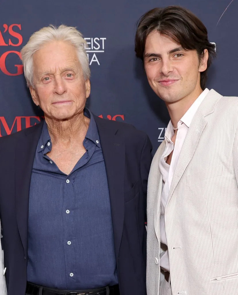 Michael Douglas con su hijo Dylan en la premiere de 'America's Burning' en Nueva York el 10 de julio de 2024 