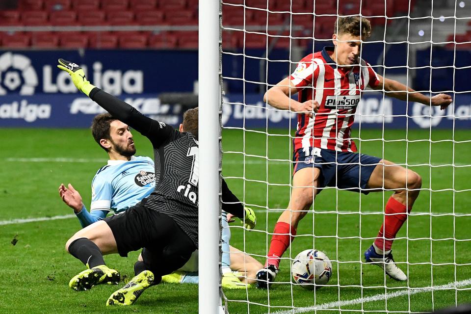 Facundo Ferreyra golpea el balón hacia la portería entre dos jugadores del Atlético de Madrid