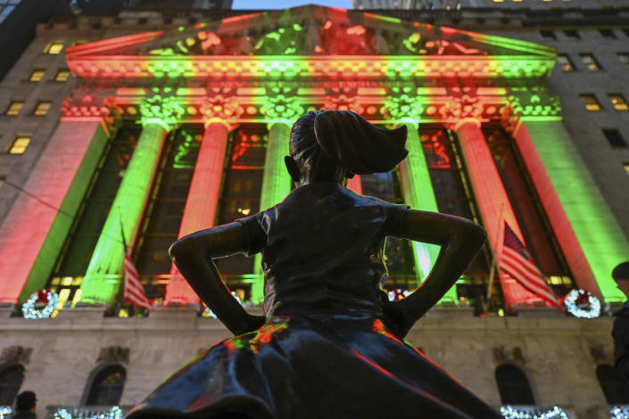 investment outlook. Photo by: NDZ/STAR MAX/IPx 2022 12/2/22 The Fearless Girl statue stands in front of the New York Stock Exchange (NYSE) on Wall Street on December 2, 2022 in New York.