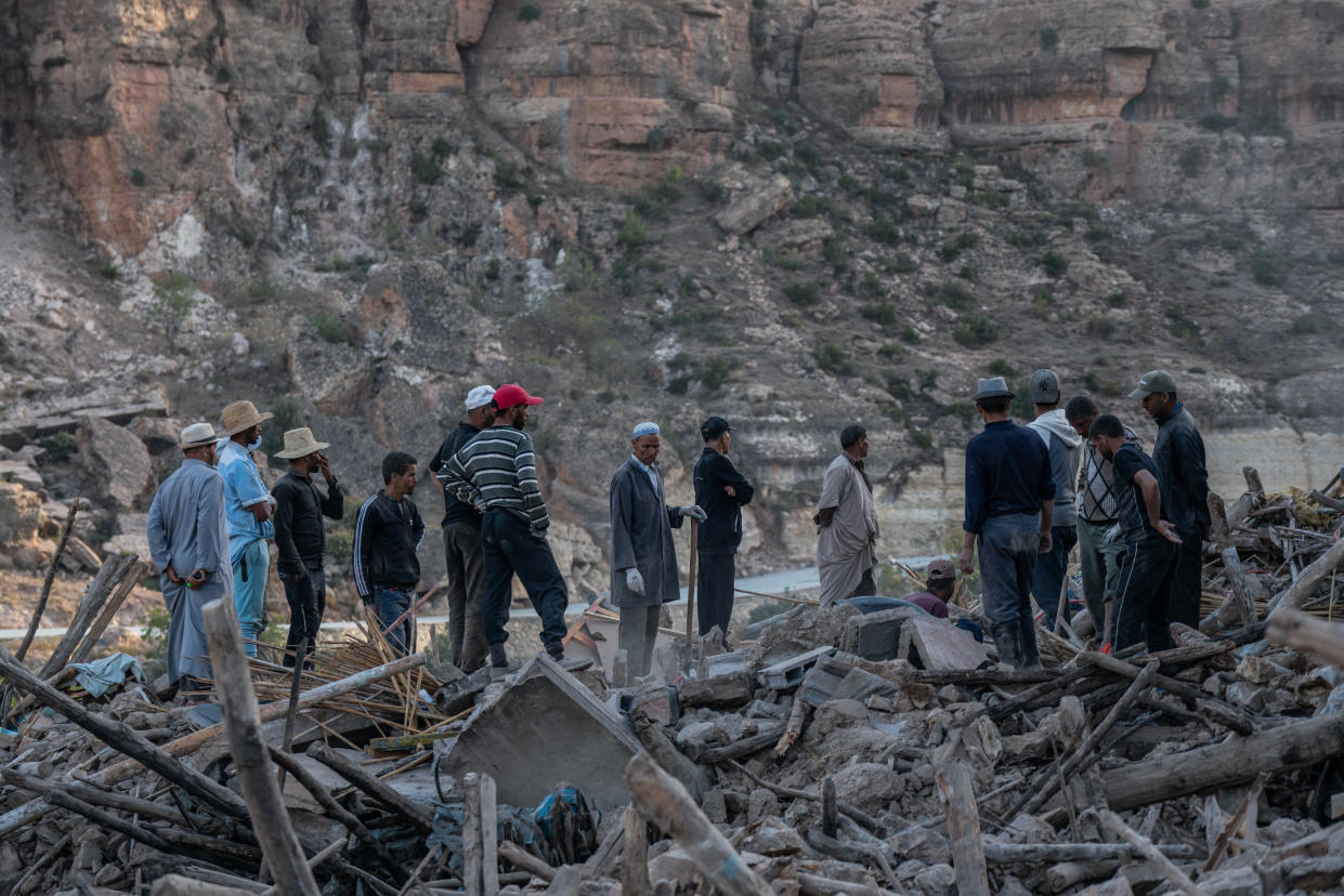 Des secouristes à la recherche de survivants dans le village de Imi N'Tala, au sud de Marrakech. (Photo by Matias CHIOFALO / AFP)