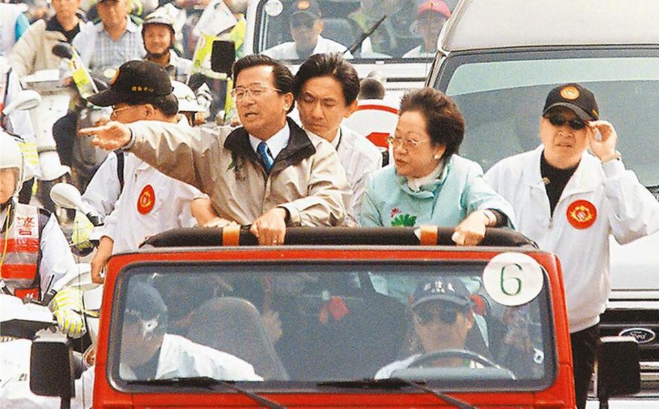 前總統陳水扁（左）與前副總統呂秀蓮（右）2004年3月19日在台南市遇襲，搭乘的吉普車擋風玻璃左下角，清晰彈孔可見。（本報資料照片）