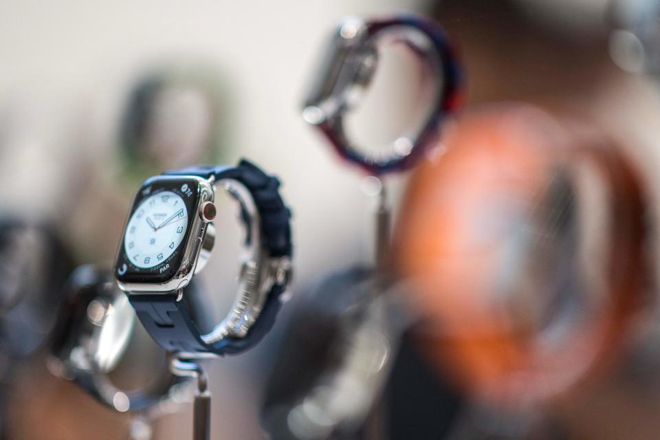 Die Modelle der Apple Watch Series 9 werden neben anderen neuen Produkten während einer Einführungsveranstaltung am 12. September 2023 im Apple Park in Cupertino, Kalifornien, ausgestellt. (Foto von Nic Coury / AFP) (Foto von NIC COURY/AFP über Getty Images)