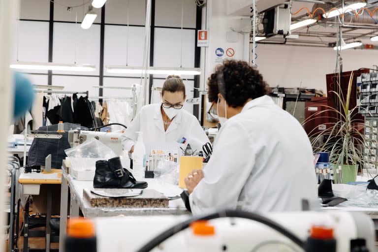 Trabajadores de Geox, que se fundó en 1995 y se ha convertido en un centro de fabricación de calzado, en Montebelluna, Italia. (Camilla Ferrari/The New York Times)

