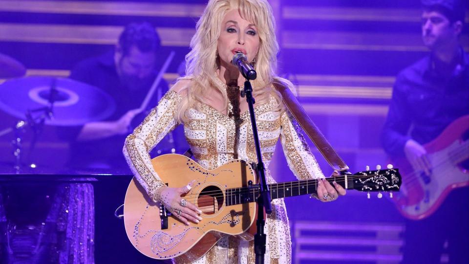 dolly parton singing on stage