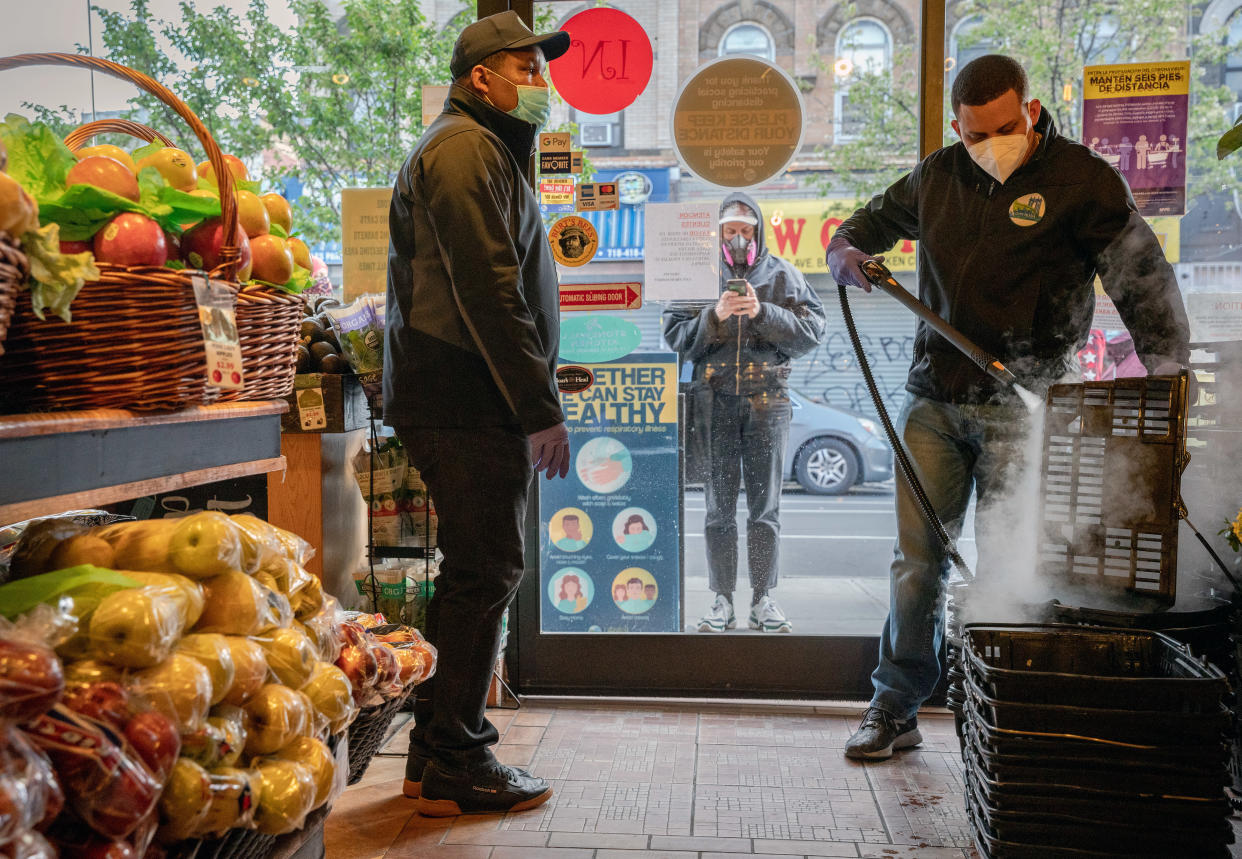 Cecilia Nibbs, quien ha trabajado como cajera en City Fresh Market en Brooklyn durante casi 30 años, cobra a un cliente de la tienda el 28 de abril de 2020. (Juan Arredondo/The New York Times)