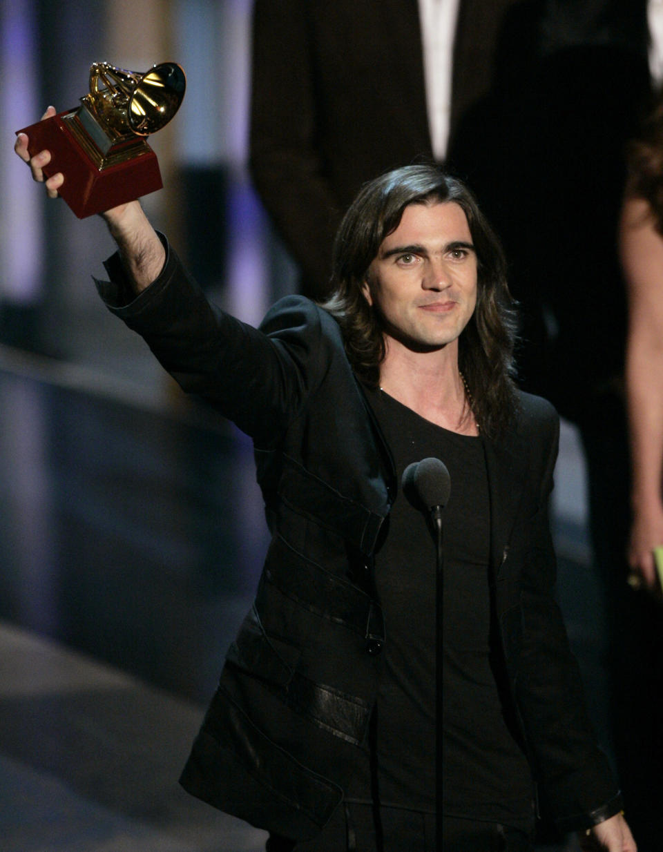 En esta foto del 3 de noviembre del 2005, Juanes posa tras ganar cinco Latin Grammy en Los Angeles. El músico y activista colombiano será homenajeado como Persona del Año de la Academia Latina de la Grabación el miércoles 13 de noviembre del 2019 en Las Vegas. (AP Foto/Kevork Djansezian, Archivo)