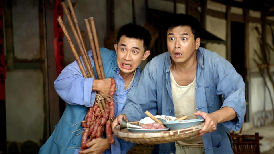 《牛車來去》劇中貧農曾子益、蕭景鴻遇上突襲檢查 要將私宰豬灌的香腸藏起來。（公視提供）