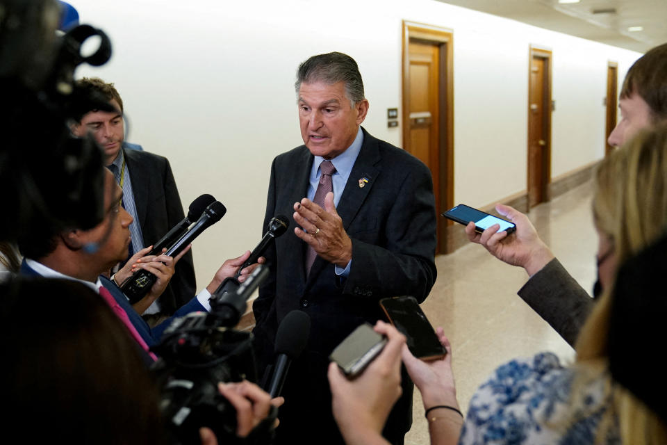 Le sénateur américain Joe Manchin (D-WV) s'adresse aux journalistes devant une audience du Comité sénatorial américain de l'énergie et des ressources naturelles à Capitol Hill à Washington, États-Unis, le 19 juillet 2022. REUTERS/Elizabeth Frantz