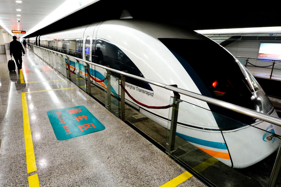 1969 wurde der Transrapid in Deutschland erfunden, zum Einsatz kam die Magnetschwebebahn hierzulande jedoch nie. Was bleibt, sind eine Teststrecke im Emsland, ein bei Siemens auf Eis liegendes Projekt und eine tatsächlich 2004 in Shanghai in Betrieb genommene Transrapid-Strecke – die erste weltweit. 30 Kilometer ist die Strecke zwischen der Metropole und dem Flughafen Pudong lang, heute gilt sie allerdings nur als zweitklassige Touristenattraktion in China. Das Problem an der Innovation: Die Nische, für die der Zug in den 60er und 70er Jahren entwickelt wurde, gab es 30 Jahre später nicht mehr. Sie wurde durch den schnellen ICE und eine Ausweitung des Flugverkehrs geschlossen, wie Reinhold Bauer im Interview mit "brandeins" zu Bedenken gibt. (Bild-Copyright: Thinkstock)