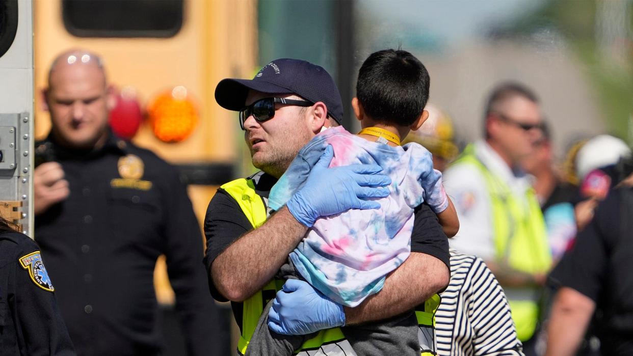 Un niño es transportado desde la escena del fatal accidente de autobús escolar del 22 de marzo en la autopista Texas 21 en el Condado de Bastrop. Nota del editor: El Austin American-Statesman está publicando fotografías de los socorristas y de los niños después de una cuidadosa consideración para documentar las noticias y la naturaleza de seguridad pública del incidente.