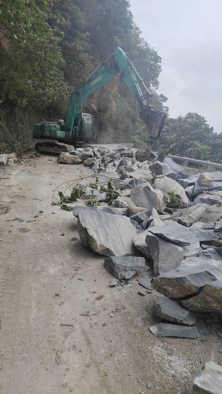 台9線蘇花公路多處坍方布滿巨型落石怵目驚心。（圖／交通部公路局提供）