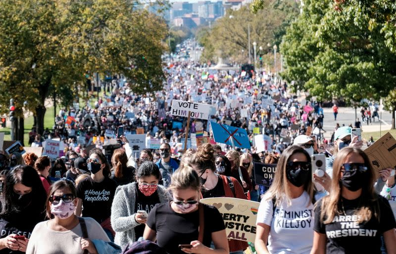 Activistas en la Marcha de las Mujeres participan en protestas a nivel nacional contra la decisión del presidente Donald Trump de llenar la vacante en la Corte Suprema antes de las elecciones del 3 de noviembre, en Washington, EEUU