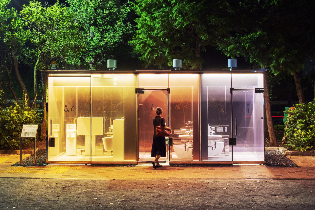 Cuando están ocupados y cerrados correctamente, los inodoros de vidrio tintado en Tokio se oscurecen con un tono opaco y mate. (Satoshi Nagare / The Nippon Foundation vía The New York Times)