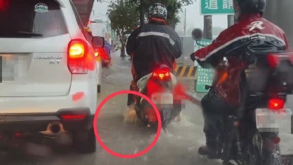 新北多路段大塞車，駕駛均減速慢行，還有騎士「滑水前行」。（圖／翻攝畫面）