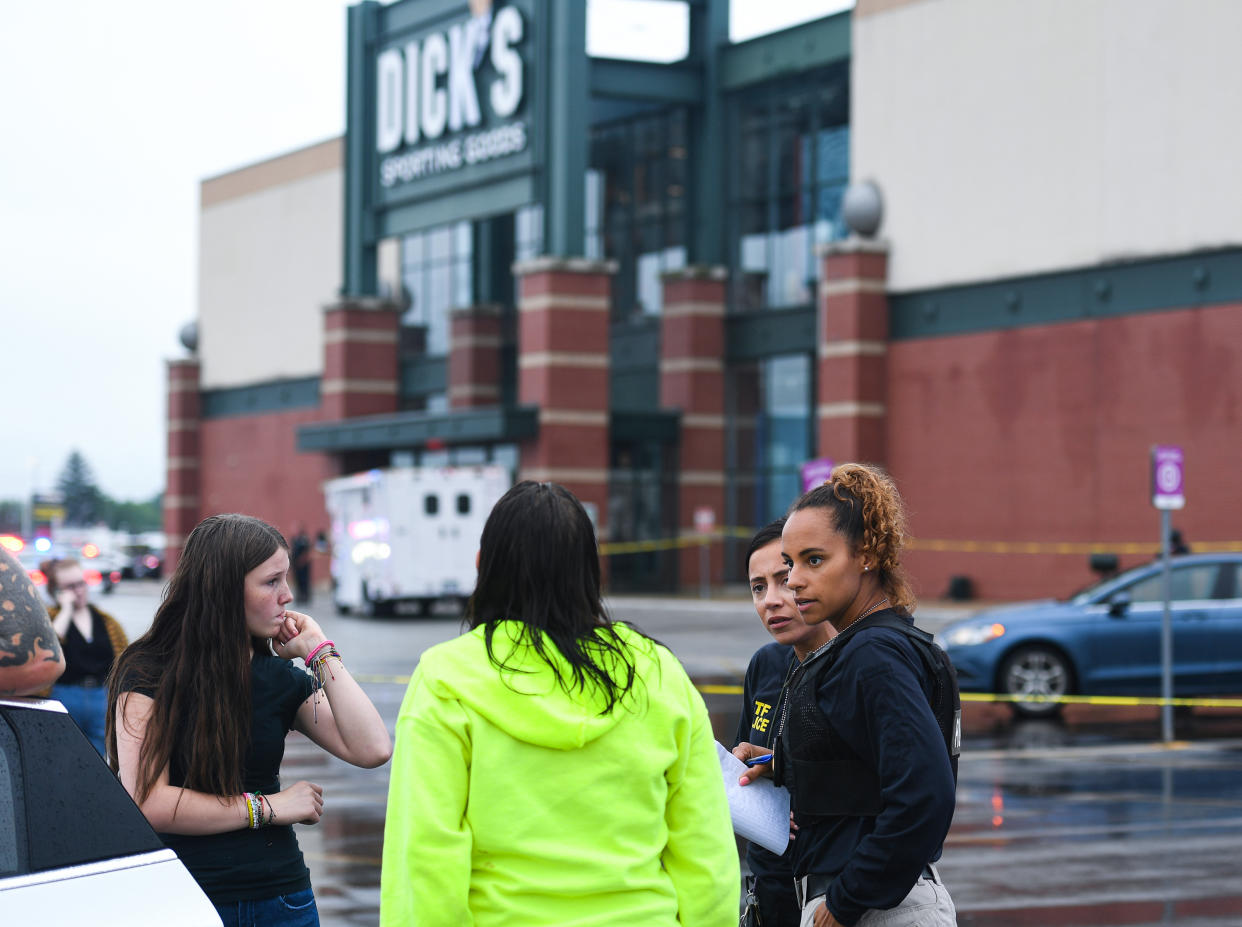 Policía en la escena de un tiroteo masivo mortal en el centro comercial Greenwood, en Indianápolis, el domingo 17 de julio de 2022. (Lee Klafczynski/The New York Times)