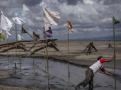 Ein Mann baut eine Installation des Künstlers Dadang Christanto mit dem Titel „Gombal“ auf. Sie soll an den Beginn der vulkanischen Schlammeruptionen vor 10 Jahren in Sidoarjo im indonesischen Ostjava erinnern. (Bild: Ulet Ifansasti/Getty Images)