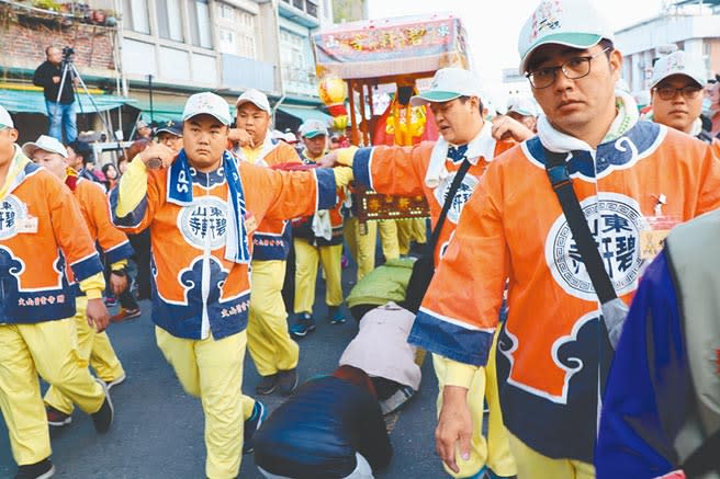 台南市東山碧軒寺迎佛祖暨遶境，信眾爭相排隊「鑽轎腳」。（劉秀芬攝）