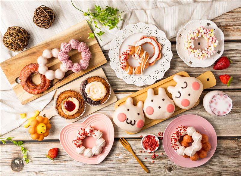 Mister Donut今年草莓季祭出9款新品，包含兔年限定的「草莓蜜桃雪兔造型甜甜圈」。（圖／Mister Donut提供）
