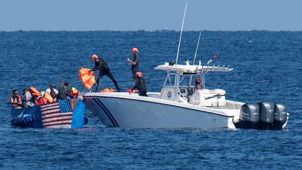 Un barco de salvamento marítimo de EE.UU. rescata a una lancha de migrantes cubanos.