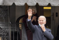 <strong>El candidato demócrata Joe Biden, de 77 años, es un político moderado que ha sido senador por Delaware en seis oportunidades y fue el 47° vicepresidente de Estados Unidos junto al presidente Barack Obama</strong>. Durante la campaña ha criticado a Trump por su política de salud pública para enfrentar el coronavirus. Se ha mostrado empático y dispuesto al diálogo con sus adversarios. En la imagen, Joe Biden saluda frente la casa de su niñez, en la localidad de Scranton, Pennsylvania (Jose F. Moreno/The Philadelphia Inquirer via AP) 