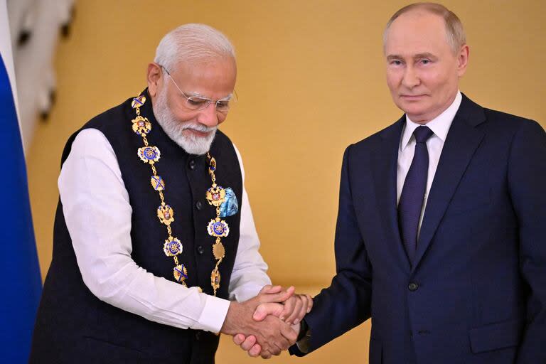 El presidente ruso, Vladimir Putin, condecora al primer ministro indio, Narendra Modi, con la Orden de San Andrés el Apóstol Primero Llamado durante una ceremonia tras sus conversaciones en el Kremlin de Moscú el 9 de julio de 2024