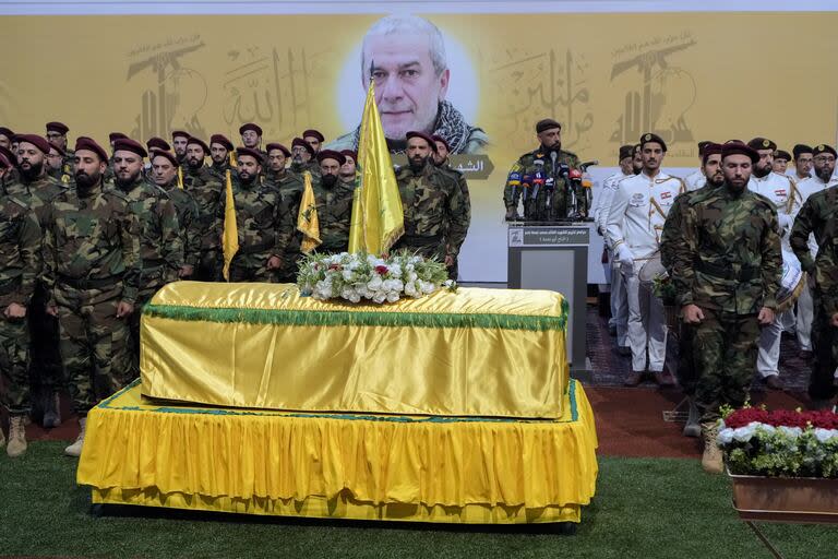 Combatientes de Hezbollah asisten a la procesión fúnebre de su camarada, el comandante Mohammad Naameh Nasser, quien fue asesinado por un ataque aéreo israelí que alcanzó su automóvil en la ciudad costera sureña de Tiro, en los suburbios del sur de Beirut, Líbano, el jueves 4 de julio de 2024.