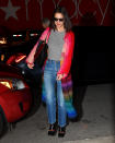 <p>Regenbogenfarben machen auch im Winter gute Laune. Vermutlich kuschelte sich Katie Holmes deswegen an ihrem 40. Geburtstag in eine bunte Oversize-Strickjacke. (Bild: Getty Images) </p>