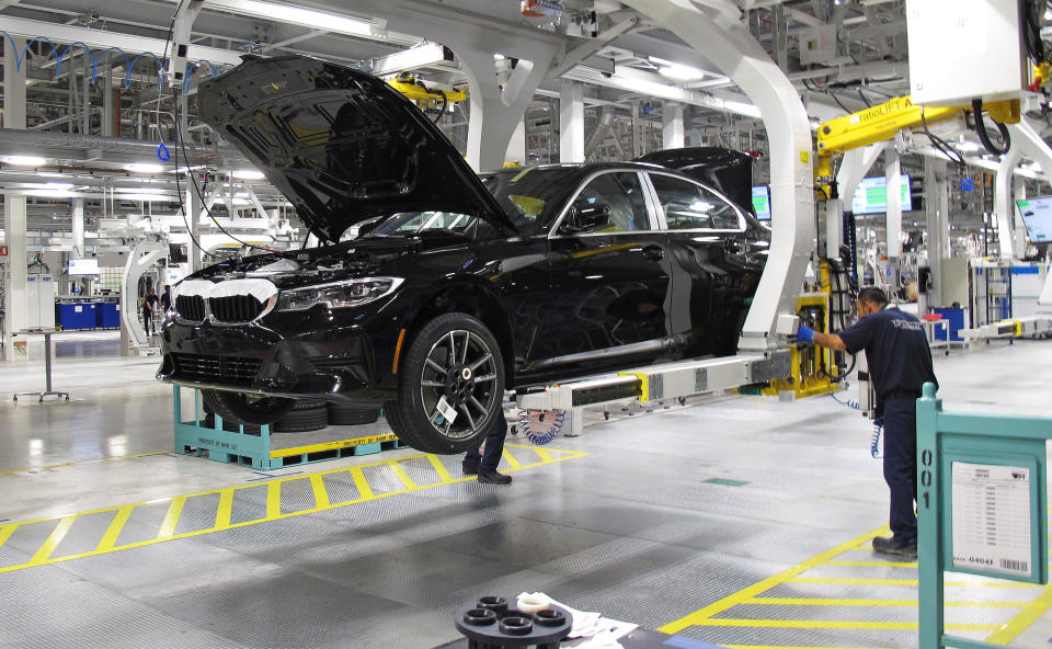 Empleados trabajan en un automóvil BMW Serie 3 en la planta del fabricante de automóviles alemán BMW en San Luis Potosí, México, 6 de junio de 2019. REUTERS/Josué González