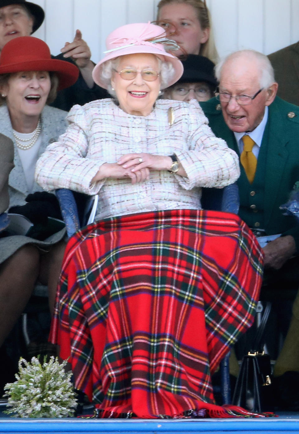 Queen Elizabeth II. mit einer Decke mit klassischem Tartan-Muster. (Bild: Getty Images)