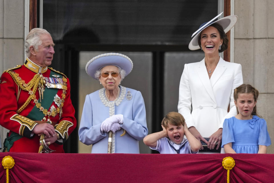 ARCHIVO - Desde la izquierda, el príncipe Carlos, la reina Isabel II, el príncipe Luis; Catalina, la duquesa de Cambridge, y la princesa Charlotte, en el balcón del Palacio de Buckingham, en Londres, el jueves 2 de junio de 2022, en el primero de los cuatro días de celebraciones para conmemorar los 70 años de la monarca en el trono. (AP Foto/Alastair Grant, File)