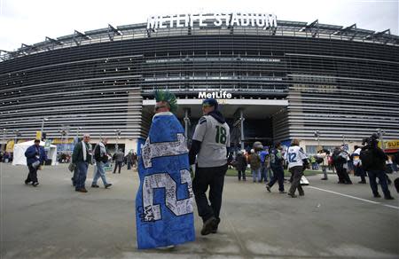 Seattle Seahawks fans walk to the stadium before the start of the NFL Super Bowl XLVIII football game in East Rutherford, New Jersey, February 2, 2014. The Seahawks will face the Denver Broncos in the game. REUTERS/Eduardo Munoz