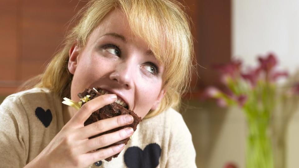 Mujer comiendo torta chocolate