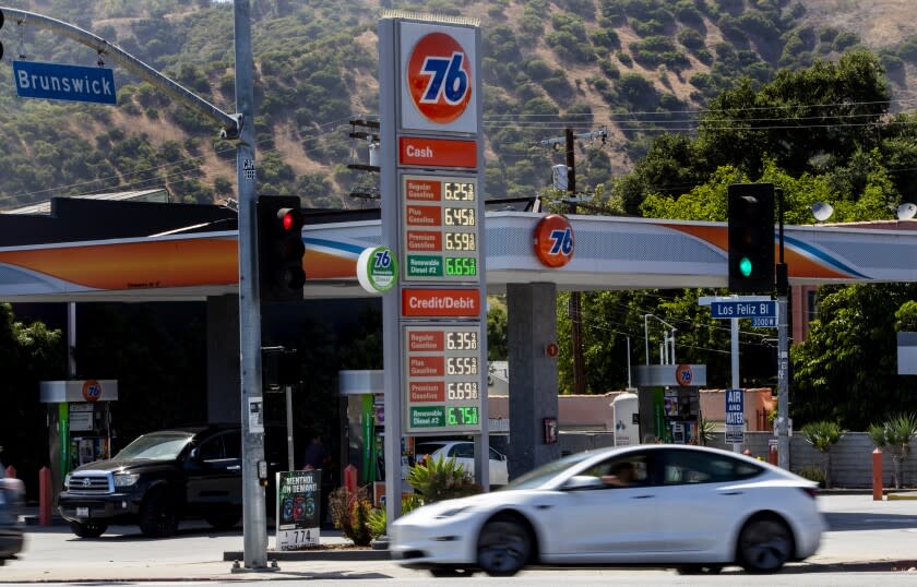 LOS ANGELES, CA - MAY 31, 2022: High gas prices continue at a 76 station off Los Feliz Boulevard on May 31, 2022 in Los Angeles, California.(Gina Ferazzi / Los Angeles Times)