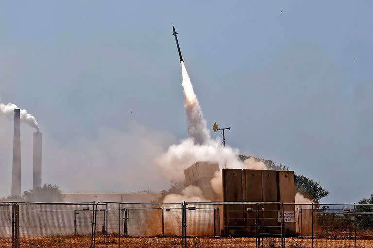 El sistema de defensa aérea Cúpula de Hierro de Israel intercepta cohetes lanzados desde la Franja de Gaza, controlada por el movimiento palestino Hamas, sobre la ciudad de Ashkelon, en el sur de Israel, el 11 de mayo de 2021