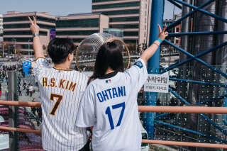 Des fans coréens de baseball à Séoul le 17 mars 2024.. PHOTO JUN MICHAEL PARK/THE NEW YORK TIMES