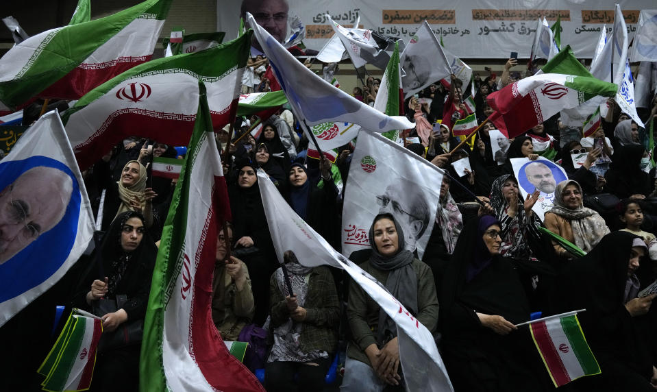 Partidarios del presidente del parlamento iraní, Mohammad Bagher Qalibaf, el candidato conservador más destacado en las elecciones presidenciales anticipadas, durante un acto de campaña en Teherán, Irán, el 26 de junio de 2024. (AP Foto/Vahid Salemi)