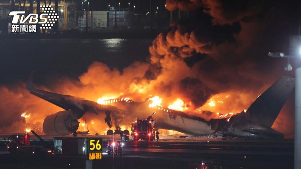 羽田機場2架飛機碰撞後起火。（圖／達志影像美聯社）
