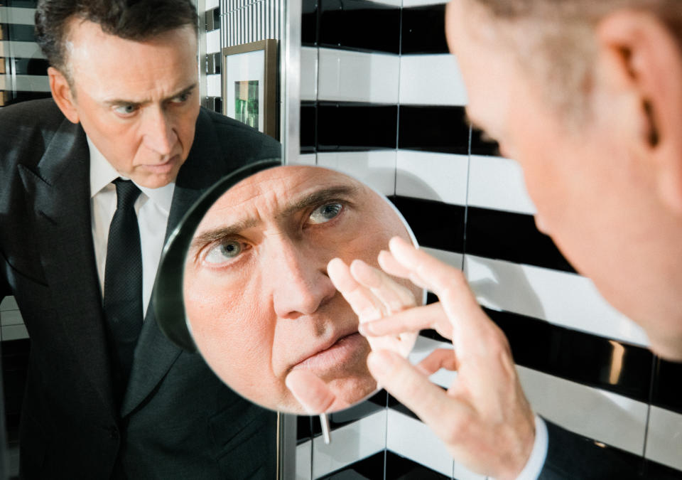 Nicolas Cage reflejado en los espejos del baño del hotel Park Lane en Nueva York, el 9 de abril de 2022. (Sinna Nasseri/The New York Times)
