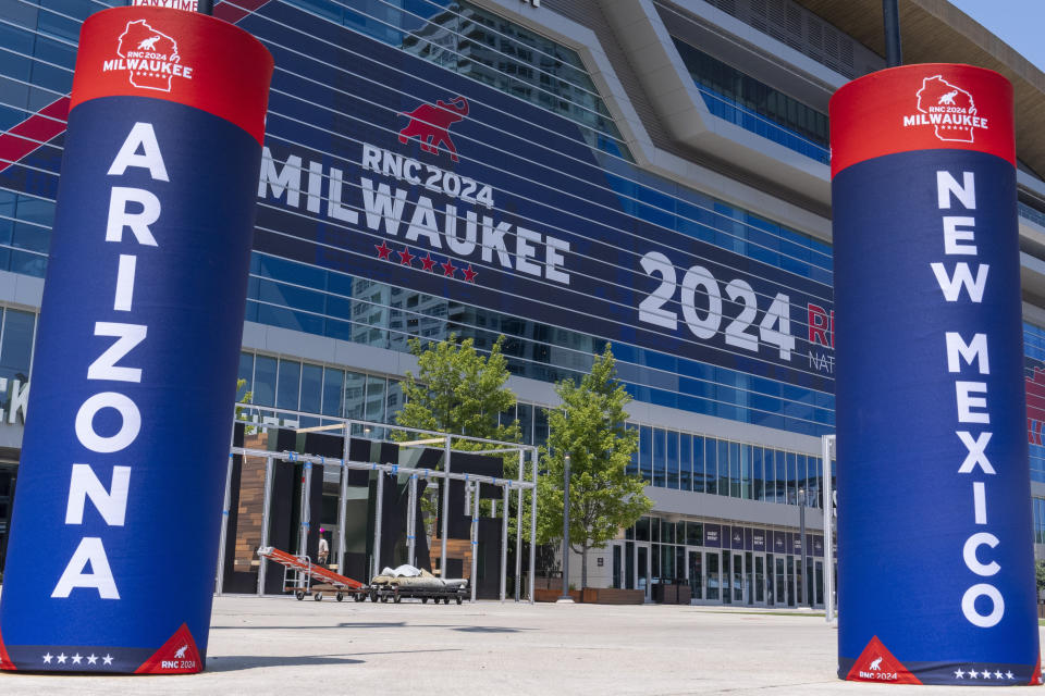 Personal realiza preparativos en los alrededores del Foro Fiserv previo a la Convención Nacional Republicana 2024, el viernes 12 de julio de 2024, en Milwaukee. (AP Foto/Alex Brandon)