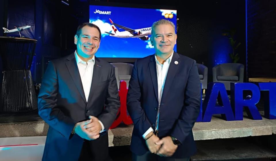 Estuardo Ortiz, CEO de JetSmart (der.), entregó detalles de la aerolínea en Colombia. Foto: Valora Analitik