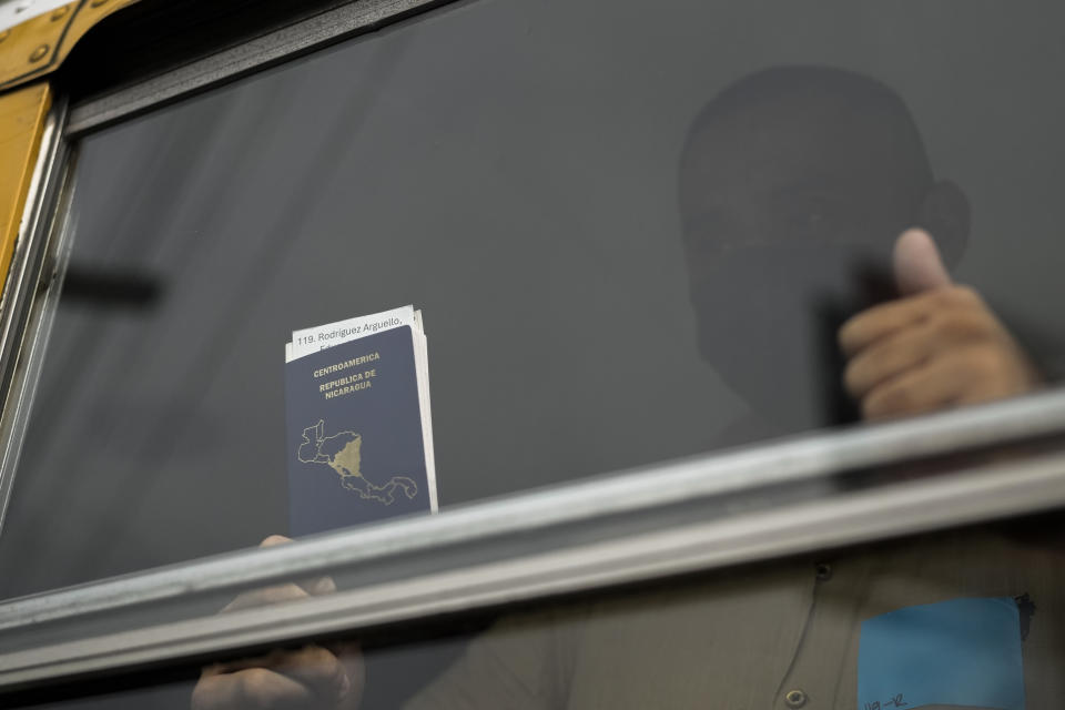 Un ciudadano nicaragüense muestra su pasaporte desde un autobús después de ser liberado de una cárcel nicaragüense y aterrizar en el aeropuerto de la Ciudad de Guatemala, el jueves 5 de septiembre de 2024. (AP Foto/Moisés Castillo)