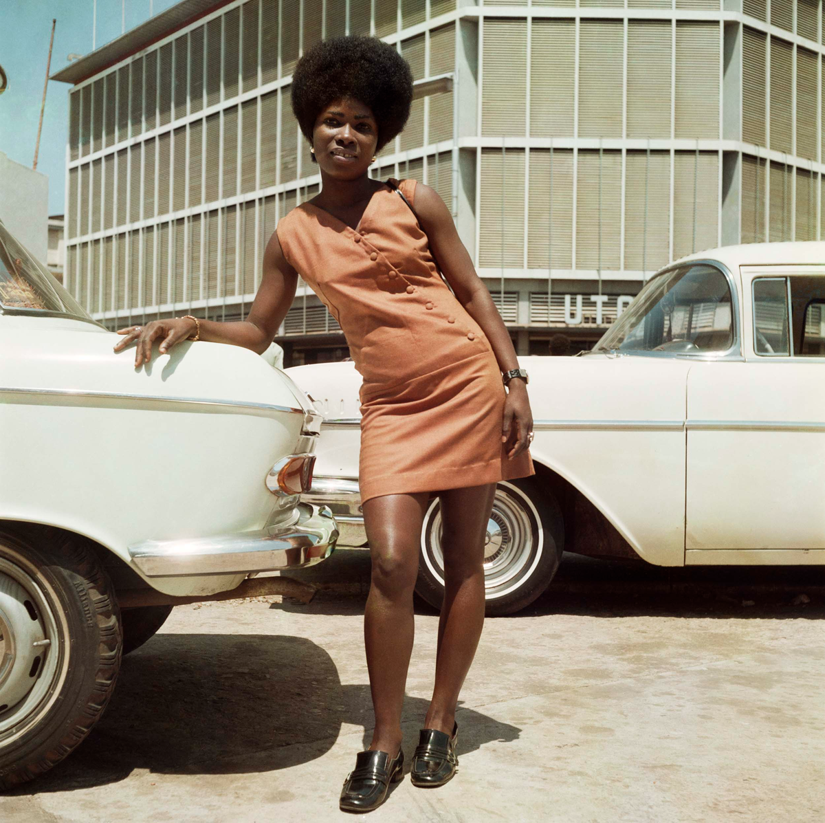 Sick Hagemeyer shop assistant posing in front of the United Trading Company headquarters, Accra, 1971 (James Barnor. Courtesy of galerie Clémentine de la Féronnière)