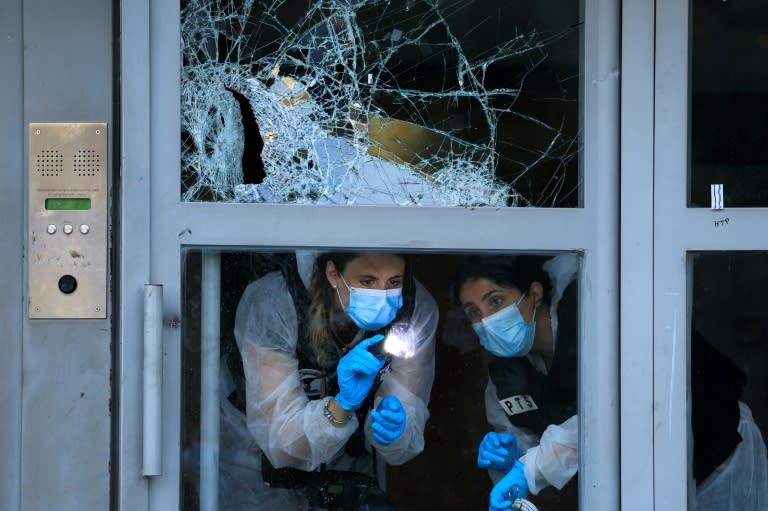 La policía forense inspecciona el edificio incendiado en Niza, en el sur de Francia, el 18 de julio de 2024 (Valery Hache)