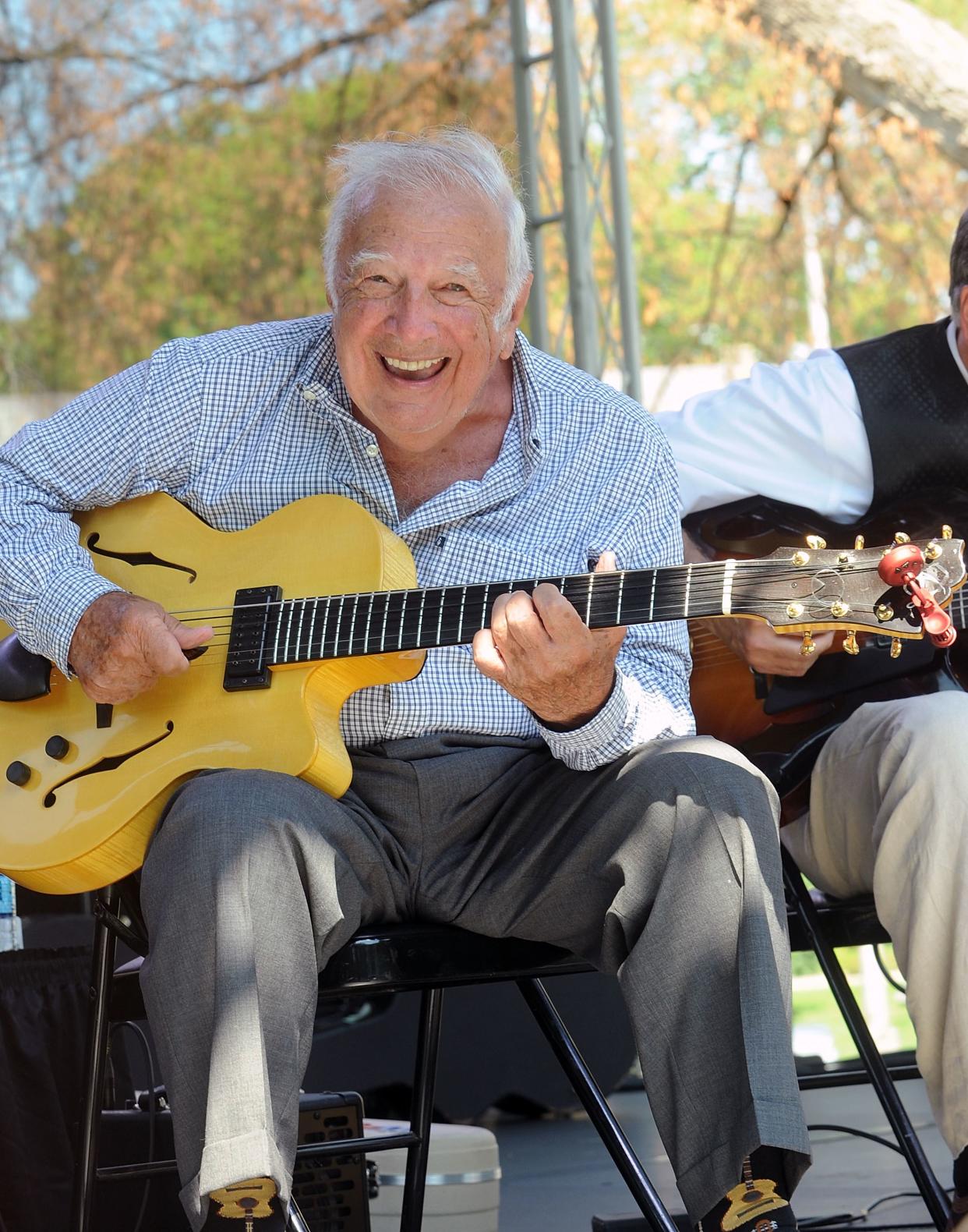 Bucky Pizzarelli