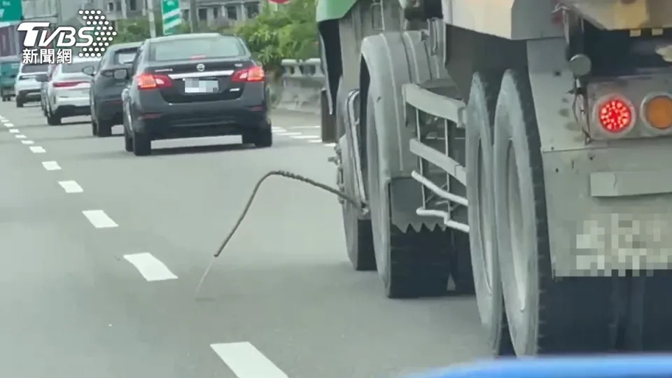 警方認為是車體中的管線露出。（圖／TVBS）