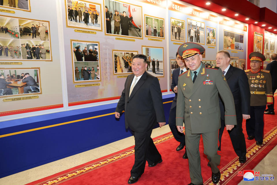 北韓領導人金正恩（前左）27日接見俄羅斯國防部長蕭依古（前右）。（ KCNA/路透社）