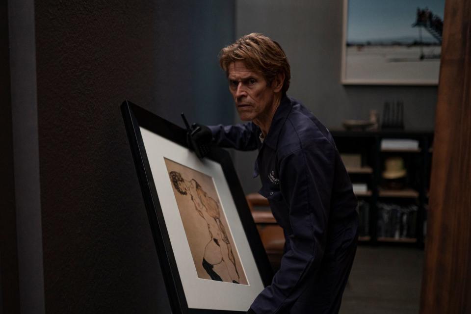 Willem Dafoe verkörpert in "Inside" einen Kunstdieb, der plötzlich mitsamt der Kunst eingesperrt wird. (Bild: Leonine / SquareOne / Wolfgang Ennenbach / Focus Features)