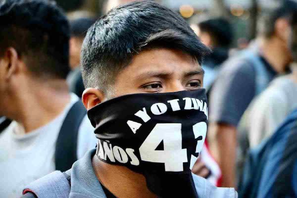 Marcha por el noveno aniversario de la desaparición de los 43 normalistas de Ayotzinapa.