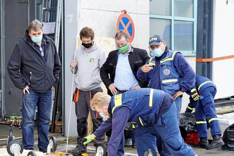 Schauen sich die Entstehung des Hauses an: Initiator Norbert Raeder, Geschäftsführer Little Home e.V. Sven Lüdecke, Bezirksbürgermeister Frank Balzer und Sascha Braun, Gruppenführer der Bergungsgruppe im 2. Technischen Zug (v.l.n.r.).<span class="copyright">Bezirksamt Reinickendorf</span>